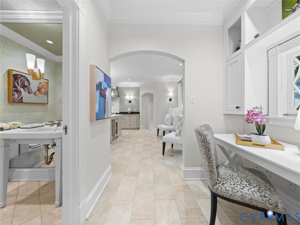 1 Greenway Lane, Hampton Gardens, Richmond, VA 23226 Hallway that connects the breakfast room to kitchen