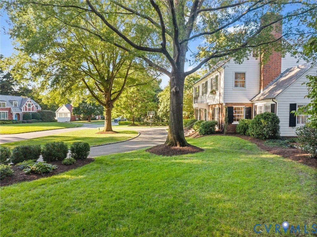1 Greenway Lane, Hampton Gardens, Richmond, VA 23226 Lovely side yard with mature plantings