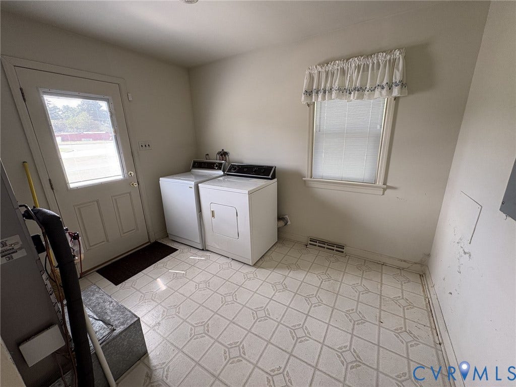 1004 Wilaka Lane, Richmond, VA 23227 Bedroom 1 has en-suite bath and large closet.