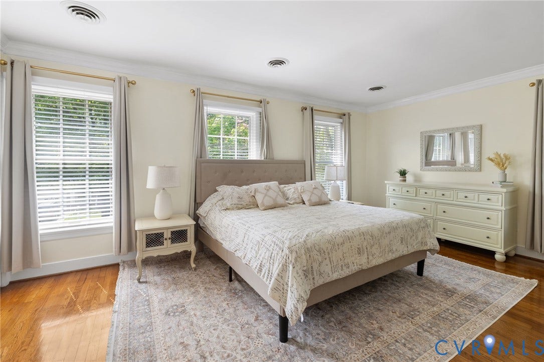 Hardwood flooring, crown molding, double windows, window blinds, and recessed lighting