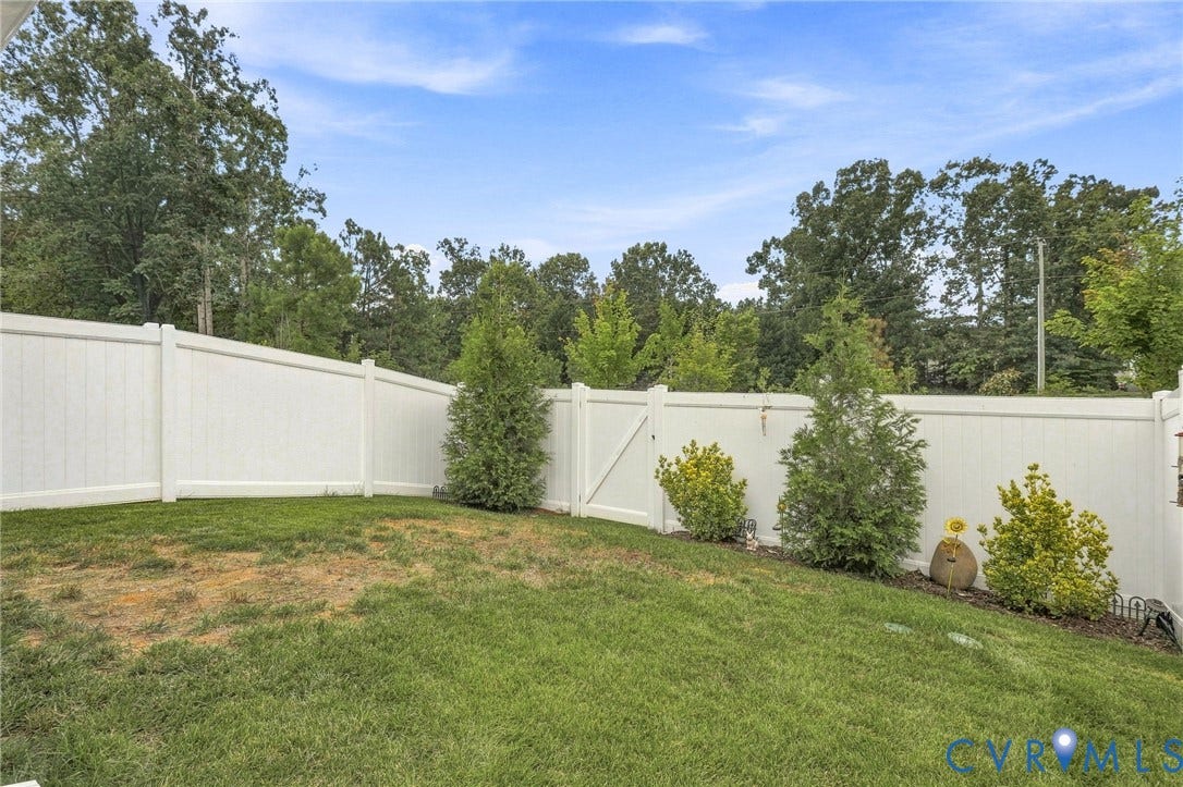 10877 Genito Square Drive, Midlothian, VA 23112 Fenced Backyard - yard taken care of courtesy of HOA