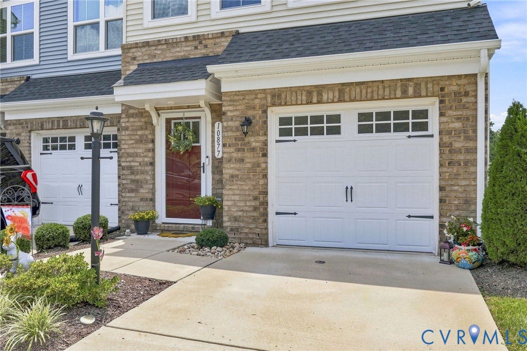 10877 Genito Square Drive, Midlothian, VA 23112 1 car garage, great curb appeal - lawn mowing covered by HOA!