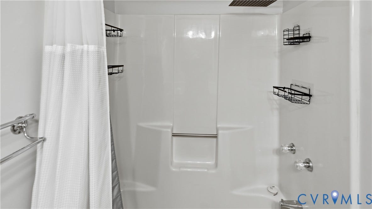 White shower/tub combination with integrated shelving