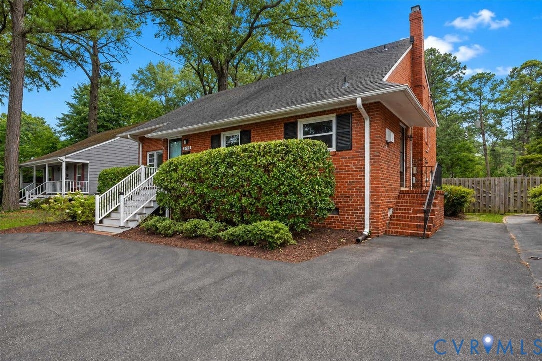5709 Monument Avenue, Richmond, VA 23226 Private driveway and side entry into the kitchen