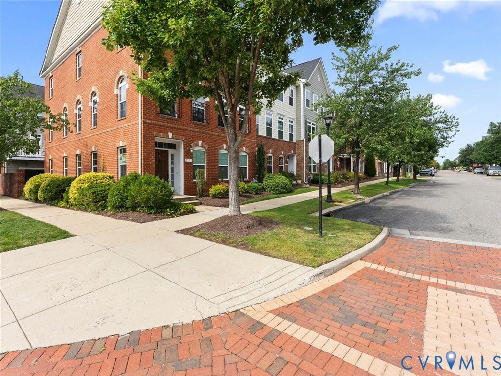 1901 Liesfeld Parkway, West Broad Village, Glen Allen, VA 23060 End Unit Loads of Natural Light
