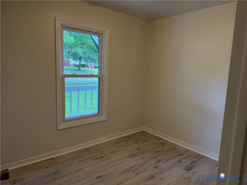 4706 Glen Tara Drive, Midlothian, VA 23112 Light-toned walls with wood-finish flooring