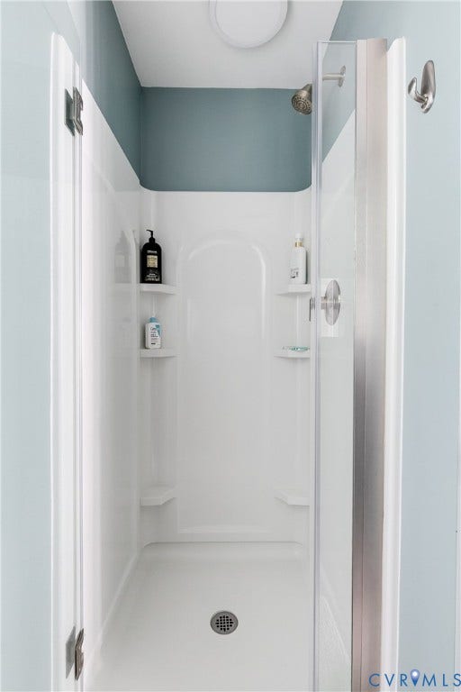 2844 Broadford Lane, Henrico, VA 23233 Walk-in shower with a single handle shower control, a fixed showerhead, and integrated shelving