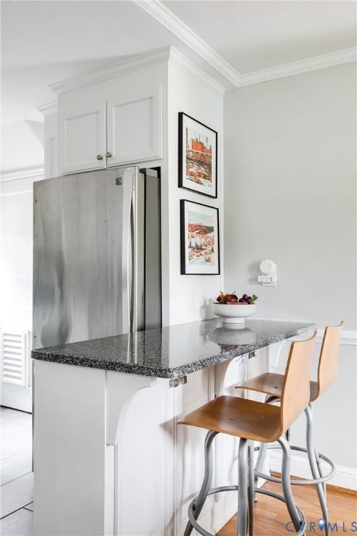 4213 Hillcrest Road, Forest Hill Park, Richmond, VA 23225 Perfect scoot up bar, fridge new in 2019