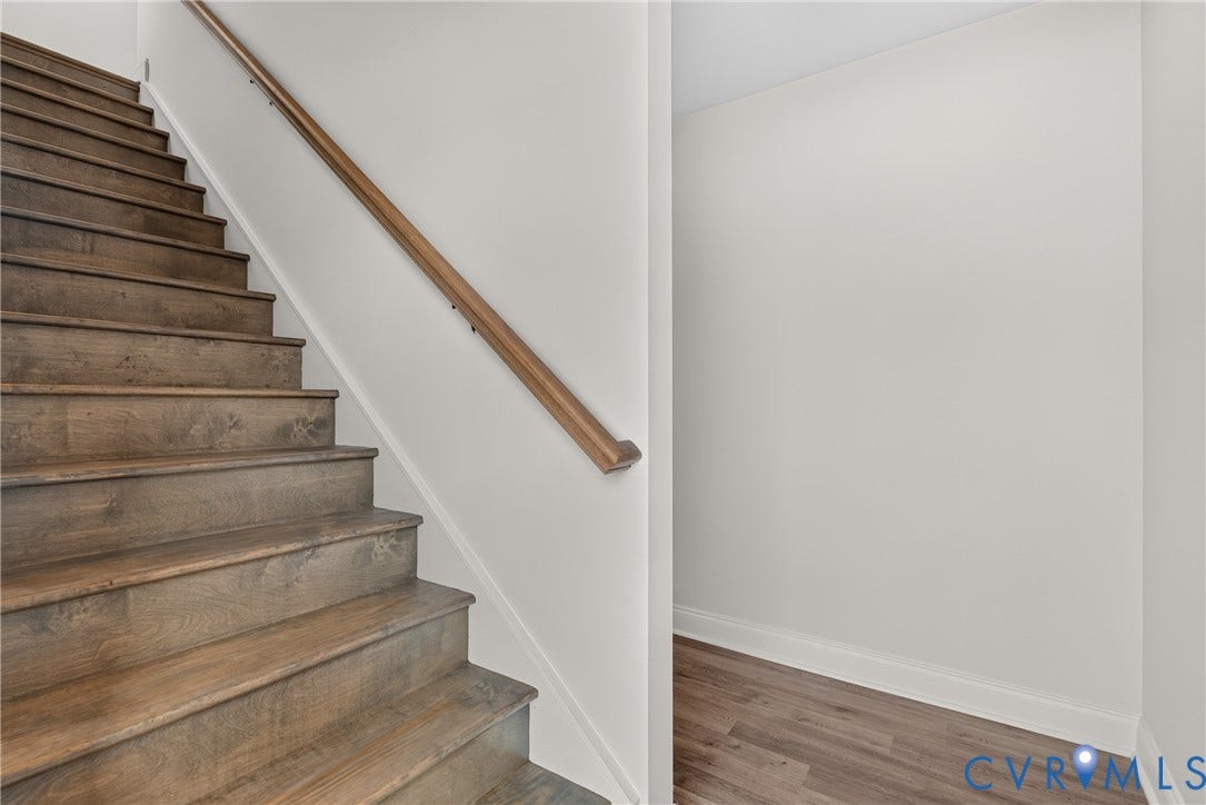 6537 Hardee Haven Place, Midlothian, VA 23112 Wood-finish staircase with a light-toned handrail