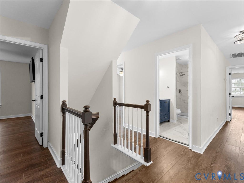 5017 Sadler Glen Place, Glen Allen, VA 23060 Second floor landing - Wood-finish flooring, staircase with dark wood newel posts and white spindles,Hall full bath