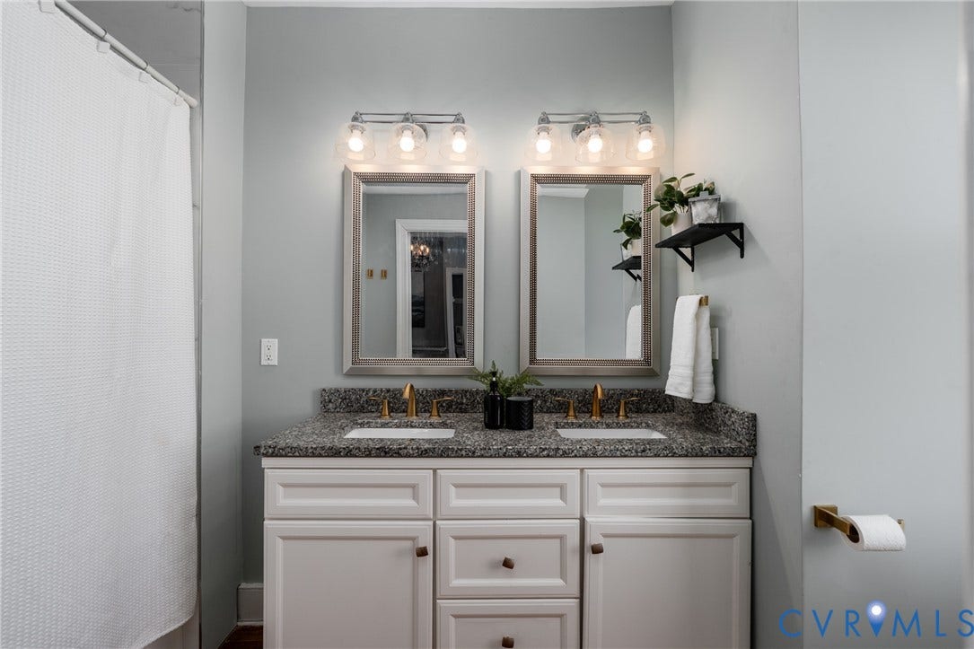 1906 W Main Street, Fan District, Richmond, VA 23220 Updated full bathroom off of dining area.