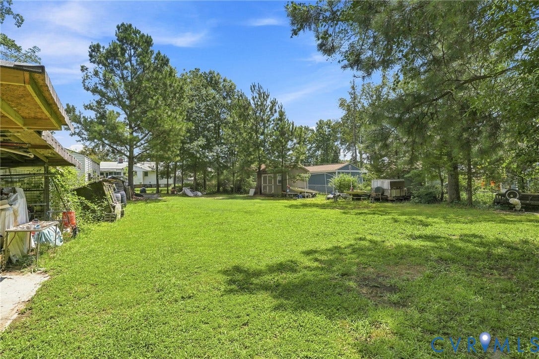 1904 Fon Du Lac Road, Henrico, VA 23229 Expansive green lawn with mature trees