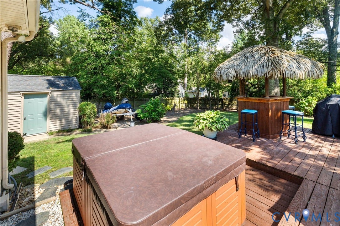 Single-Serve Tiki, Hot tub