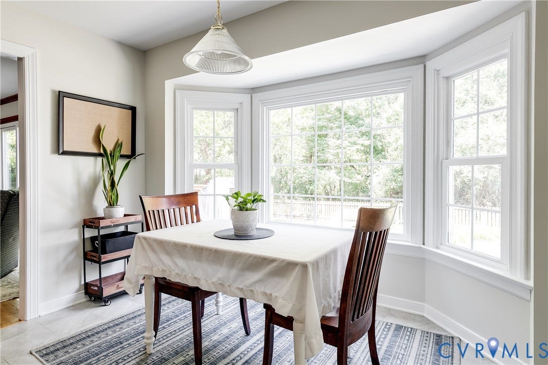 Eat In Bay Overlooks Private Backyard