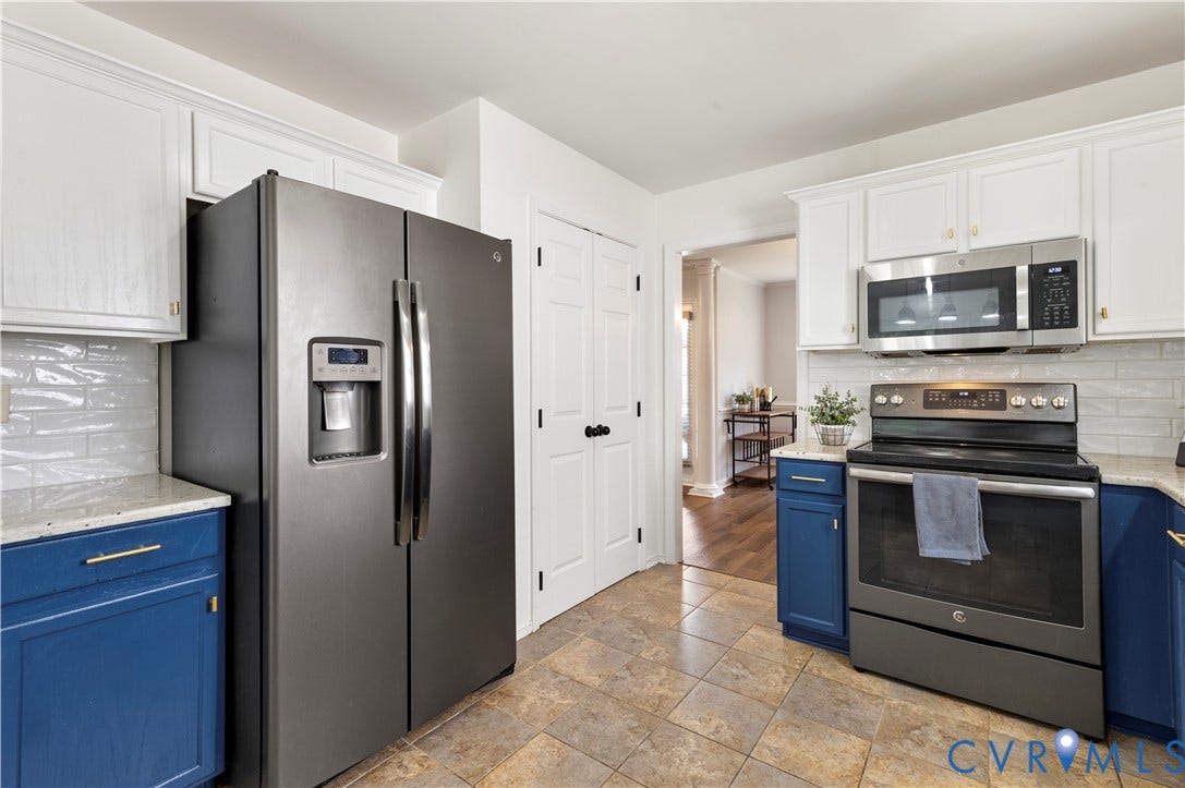 Nice size pantry in the kitchen.