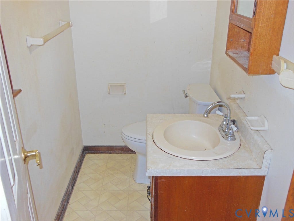13306 Evelyn Drive, Chester, VA 23831 Primary Half Bath