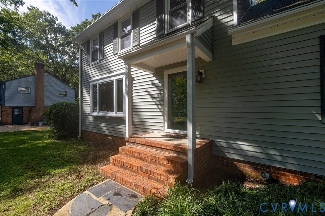 2317 Pleasant Run Drive, Henrico, VA 23238 Light gray horizontal siding with white trim
