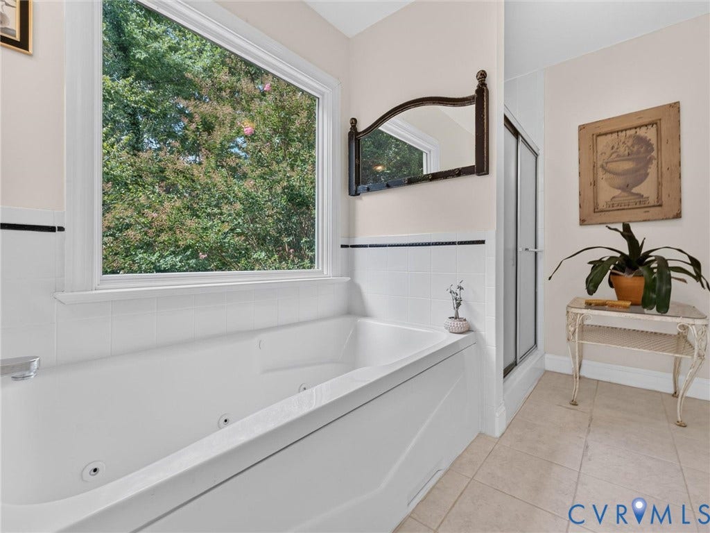 14509 Augusta Lane, Ashland, VA 23005 Jetted tub & separate tiled shower