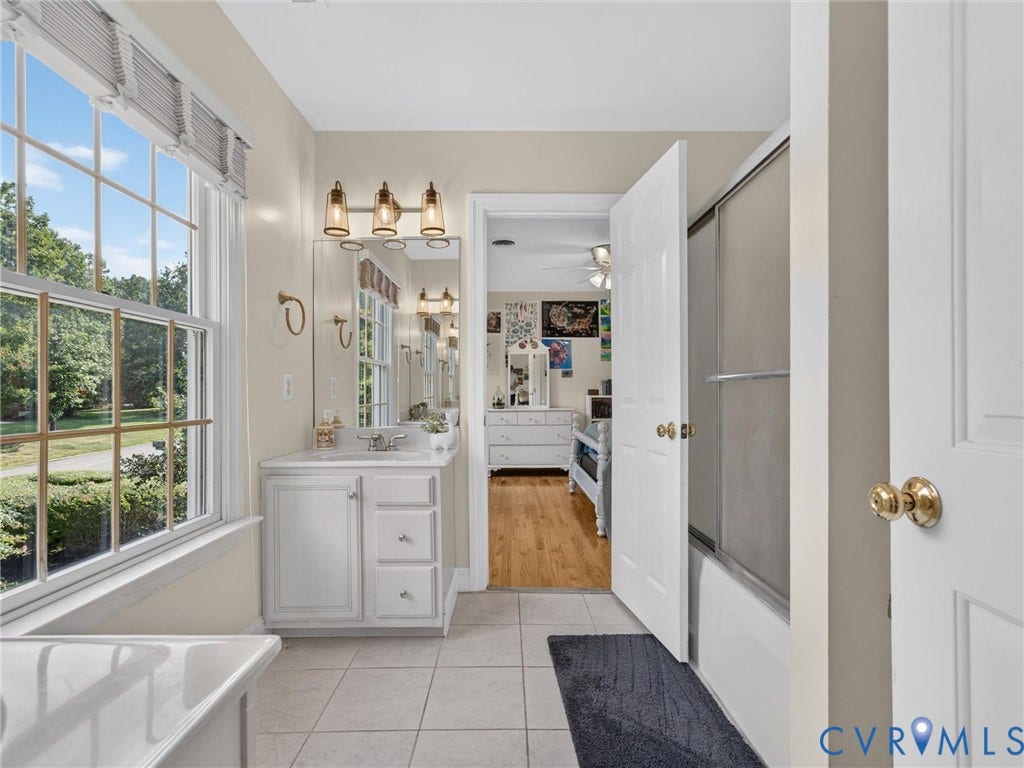 14509 Augusta Lane, Ashland, VA 23005 Tile floor and enclosed tub/shower