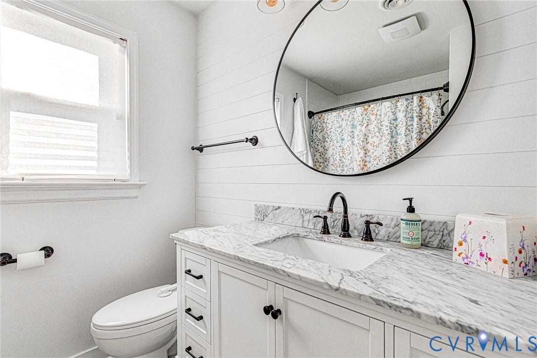 2nd floor full bath. Recently updated!