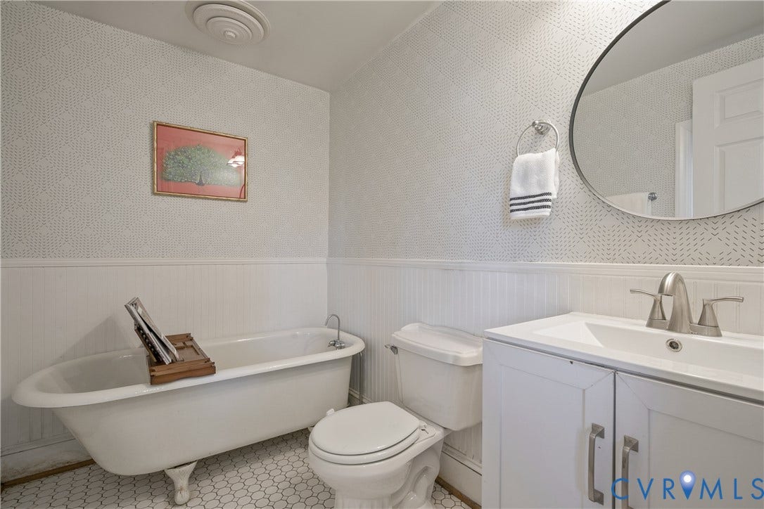 518 N 1st Street, Jackson Ward, Richmond, VA 23219 White clawfoot tub