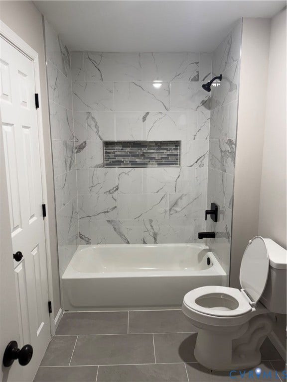 3430 The Loop Rd, Glendale, Montross, VA 23231 Bathtub with marble-look tile surround, mosaic tile niche, matte black fixtures, and large format tile flooring