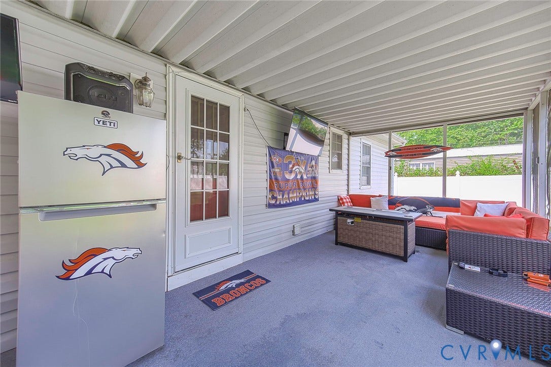 2765 Meadowbrook Street, Petersburg, VA 23803 Screen porch
