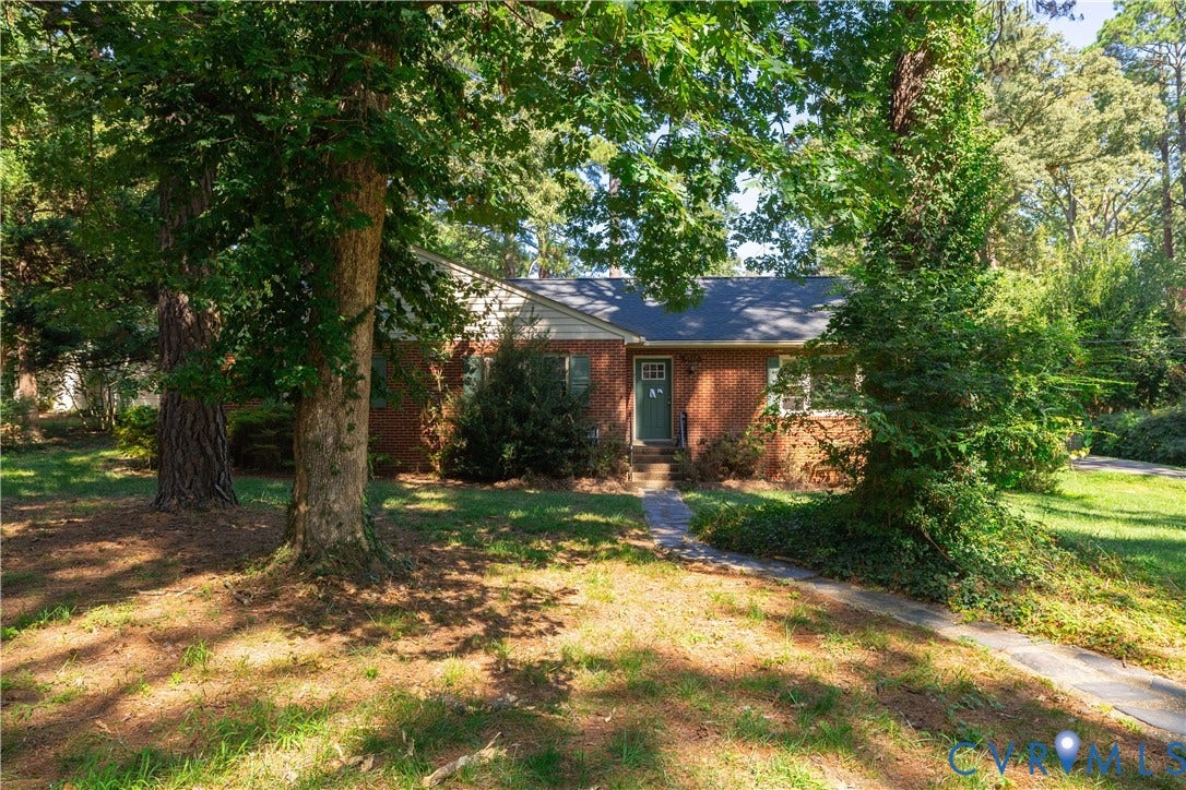 4532 Arrowhead Road, Statford Hills / Oxford, Richmond, VA 23235 Brick exterior, mature trees, green front door, gabled roof, established landscaping