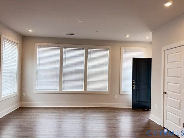 4113 Greybull Drive, #A, Gateway Square, Henrico, VA 23233 Bright, open living space flooded with natural light through three expansive windows dressed in white horizontal blinds