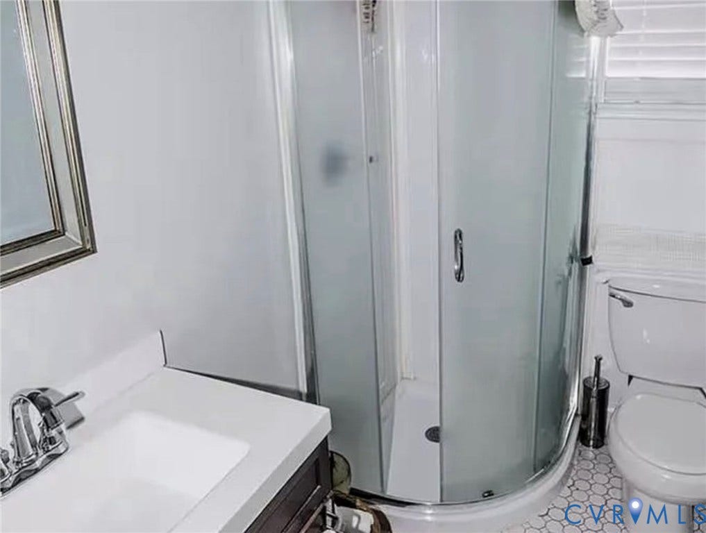 710 N Arthur Ashe Boulevard, Historic Fan District, Richmond, VA 23220 Corner shower enclosure with curved frosted glass