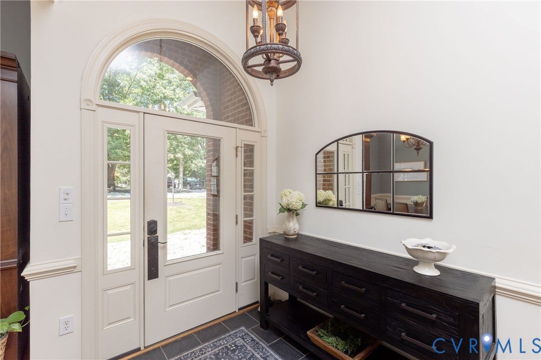 Bright entry to greet your guests!