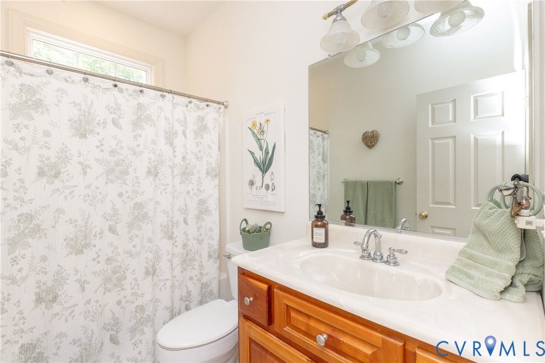 Hall Bathroom with tub/shower combo