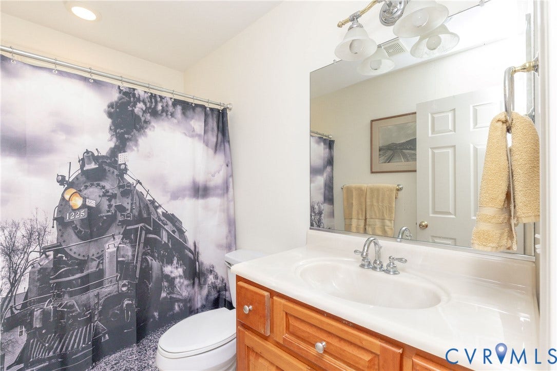 Upstairs full bathroom