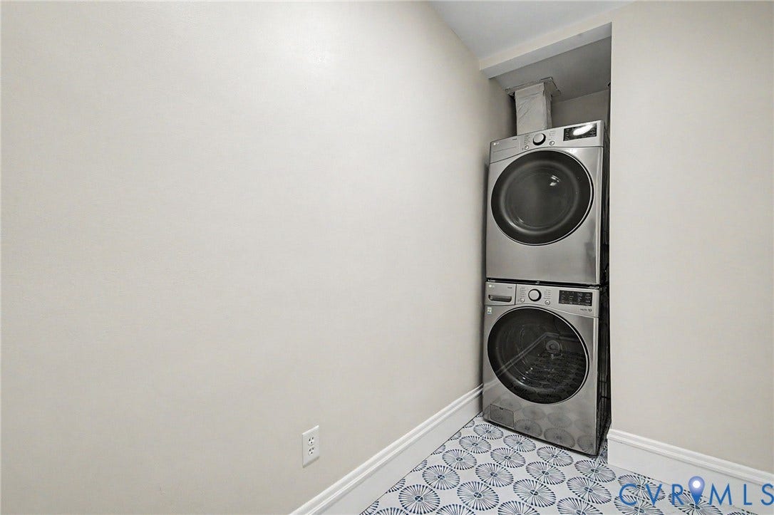 Stackable washer and dryer unit with a patterned floor tile