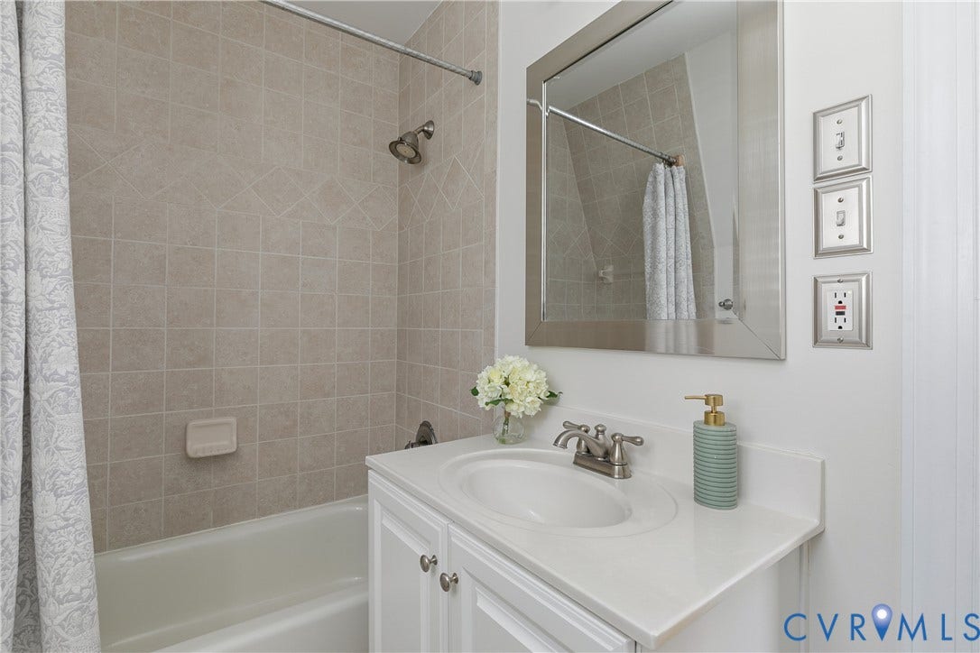 4003 Kensington Avenue, Malvern Gardens, Richmond, VA 23221 Upstairs full hall bath