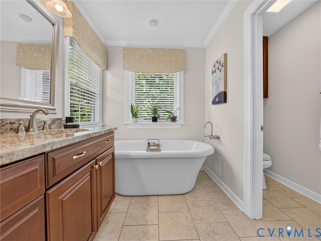 4007 College Valley Court, Henrico, VA 23233 Double vanity, free-standing tub, separate shower and toilet room