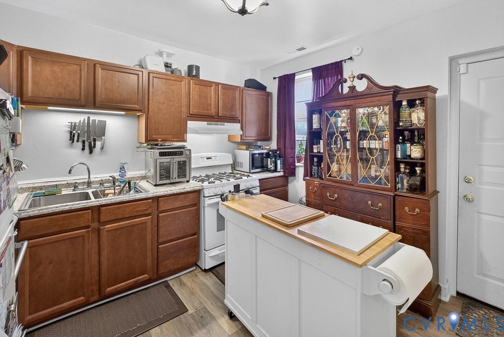 1826 Idlewood Avenue, Randolph, Richmond, VA 23220 Wood-finish cabinetry paired with light-toned countertops