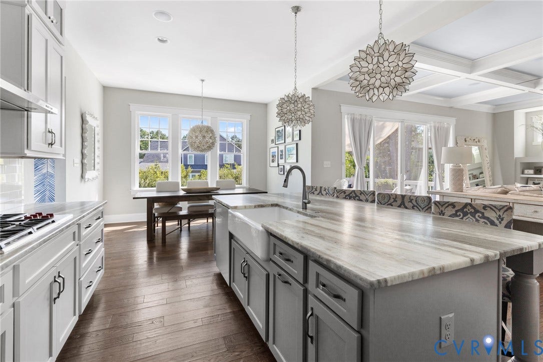 16206 Mitchells Mill Court, Midlothian, VA 23112 Spacious eat-in kitchen and abundant island seating.