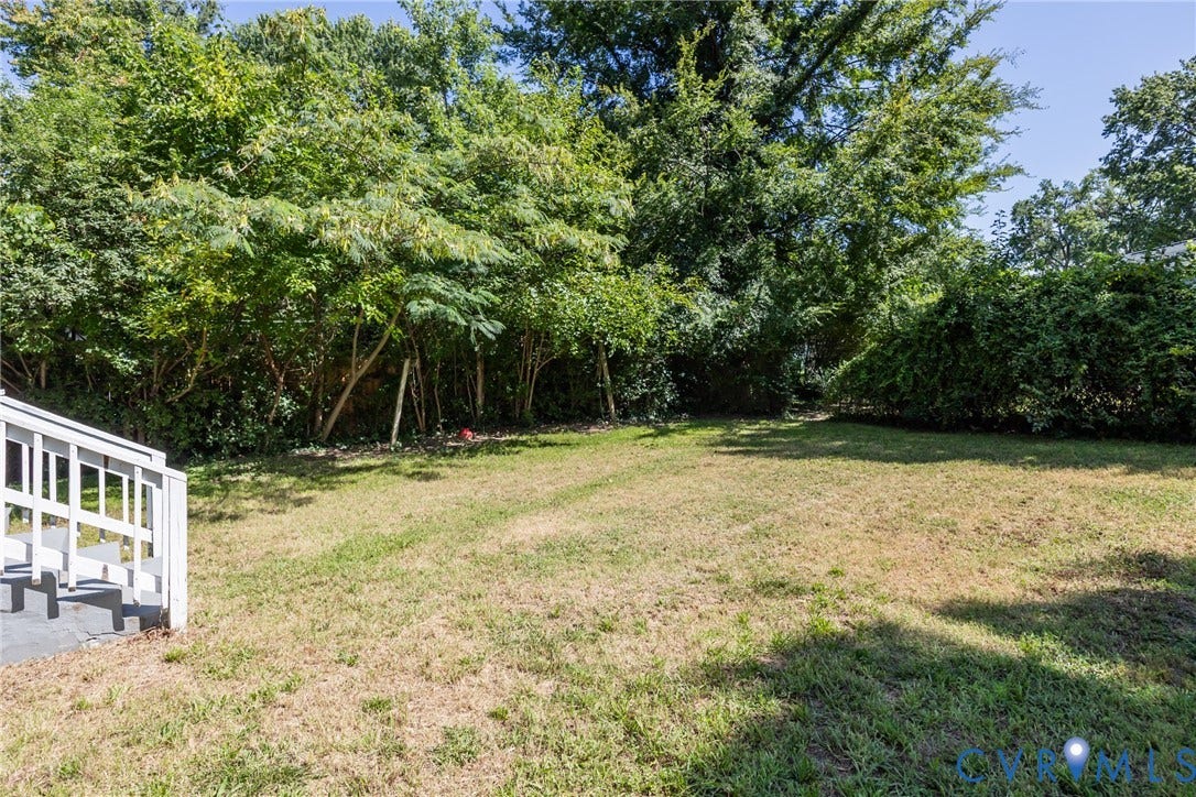 3505 Meadowbridge Road, Richmond, VA 23222 Expansive backyard with mature tree-lined perimeter and open lawn space