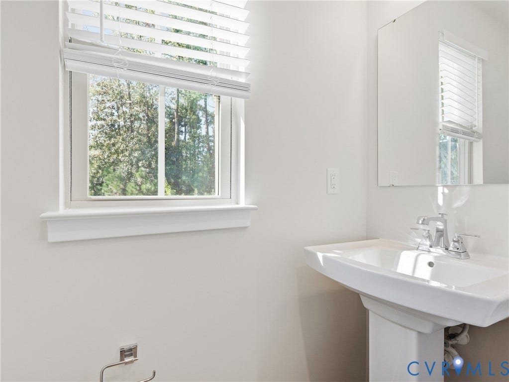 8060 Wistar Glen Drive, Henrico, VA 23228 Main level half bathroom