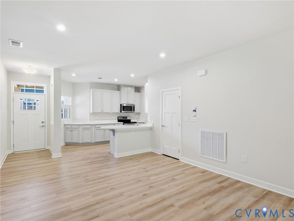 8060 Wistar Glen Drive, Henrico, VA 23228 Open-concept dining area with easy access to the kitchen