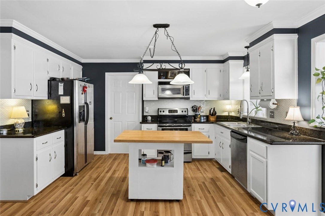 13911 Deer Thicket Lane, Midlothian, VA 23112 The Kitchen features granite, SS appliances, breakfast bar and is open to the Family Room & Florida Room
