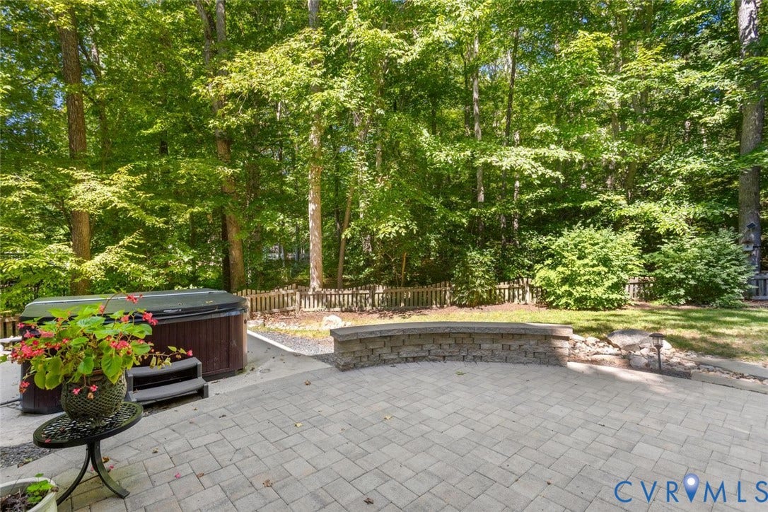 sitting wall, hot tub