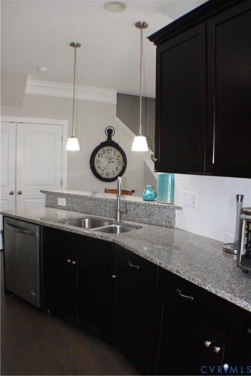 7016 Hawser Lane, Watermark, North Chesterfield, VA 23234 Elegant chef's kitchen w/ stainless steel appliances, wall oven, cooktop, granite counters, tons of beautiful cabinets w/ crown molding, separate crown in kitchen & walk in pantry for great storage!