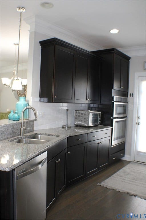 7016 Hawser Lane, Watermark, North Chesterfield, VA 23234 Elegant chef's kitchen w/ stainless steel appliances, wall oven, cooktop, granite counters, tons of beautiful cabinets w/ crown molding, separate crown in kitchen & walk in pantry for great storage!