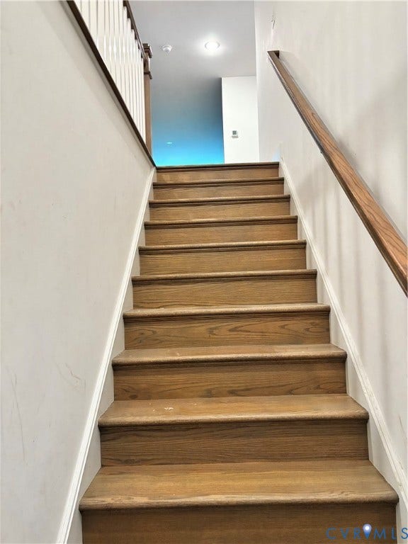 10963 Little Five Loop, Henrico, VA 23059 Wood-finish staircase with coordinating handrails and white risers