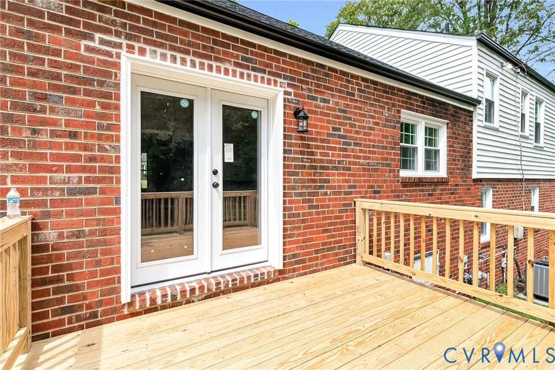 1605 CLOISTER Drive, Henrico, VA 23228 Expansive wooden deck with natural wood railing