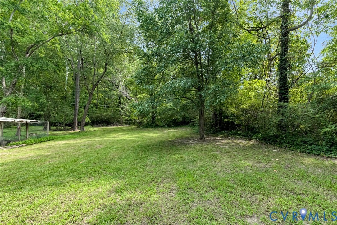 1605 CLOISTER Drive, Henrico, VA 23228 Expansive lawn area with mature trees and dense natural landscaping
