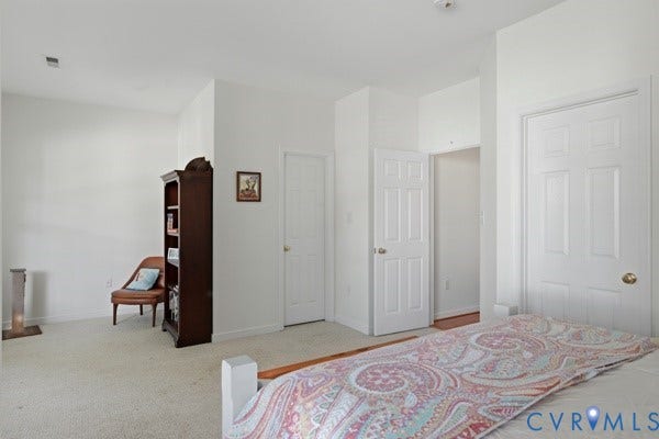 Neutral wall finishes with carpet flooring