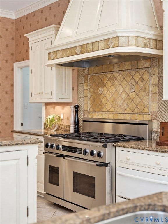 Commercial-grade range and range hood